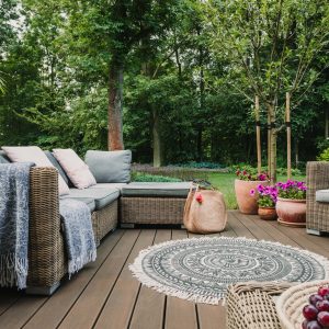 Ligstoelen in de tuin