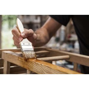 Houten tuinmeubelen schoonmaken