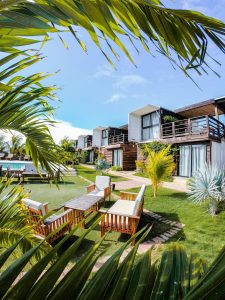 Tropisch resort met bungalows en tuin.