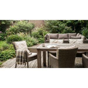 Gezellige tuinset met houten tafel en stoelen