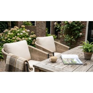 Gezellig terras met houten tafel en stoelen