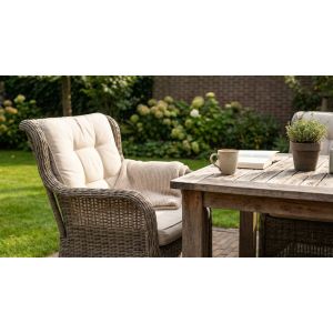 Gezellige tuinset met stoel, tafel en koffiemok