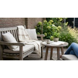 Gezellige tuinbank met boek en koffie