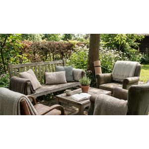 Gezellige tuinset met bank, stoelen en koffietafel