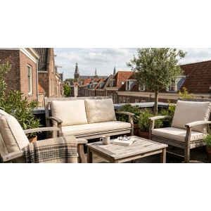 Gezellig dakterras met houten tuinmeubelen en stadszicht