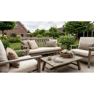 Houten loungeset in groene tuin met kussens