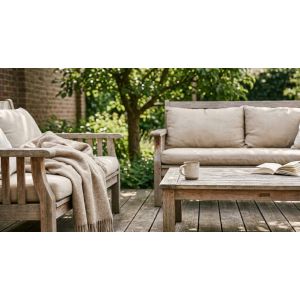 Houten loungeset in groene tuin met koffiekop