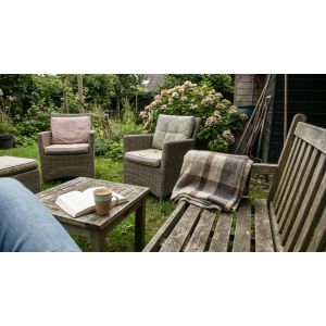 Gezellige tuinset met boek en koffie