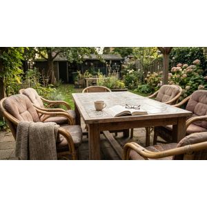 Gezellige tuinset met boek en koffie op tafel