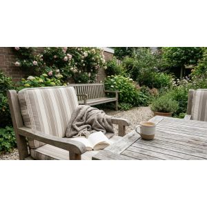 Gezellige tuin met stoel, boek en koffie