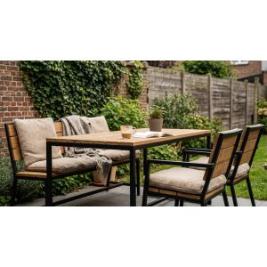 Gezellige tuinset met houten tafel en stoelen
