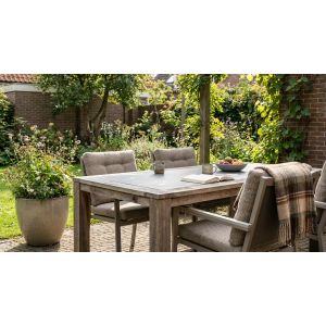 Gezellige tuintafel met stoelen en bloemen