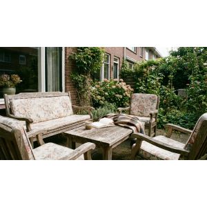 Gezellige tuinset met boek en koffie