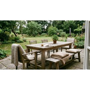 Rustieke houten tuintafel met stoelen en tuin