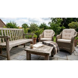 Gezellige tuinset met houten bank en stoelen