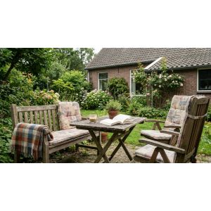 Gezellige tuinset met boek en koffie