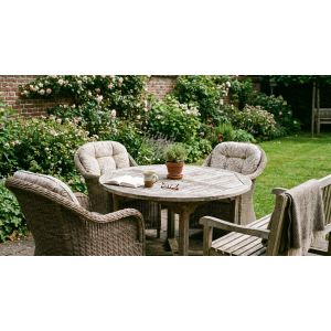 Gezellige tuinset met houten tafel en rotanstoelen