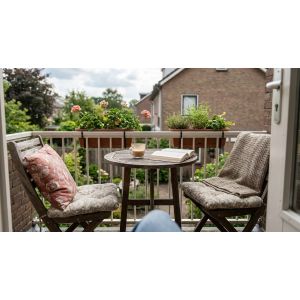 Gezellig balkon met stoelen, tafel, boek en koffie