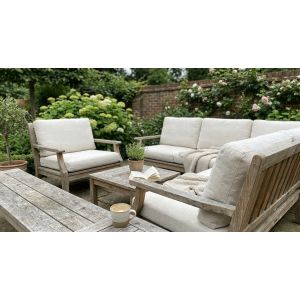 Gezellige tuinset met houten meubels en kussens