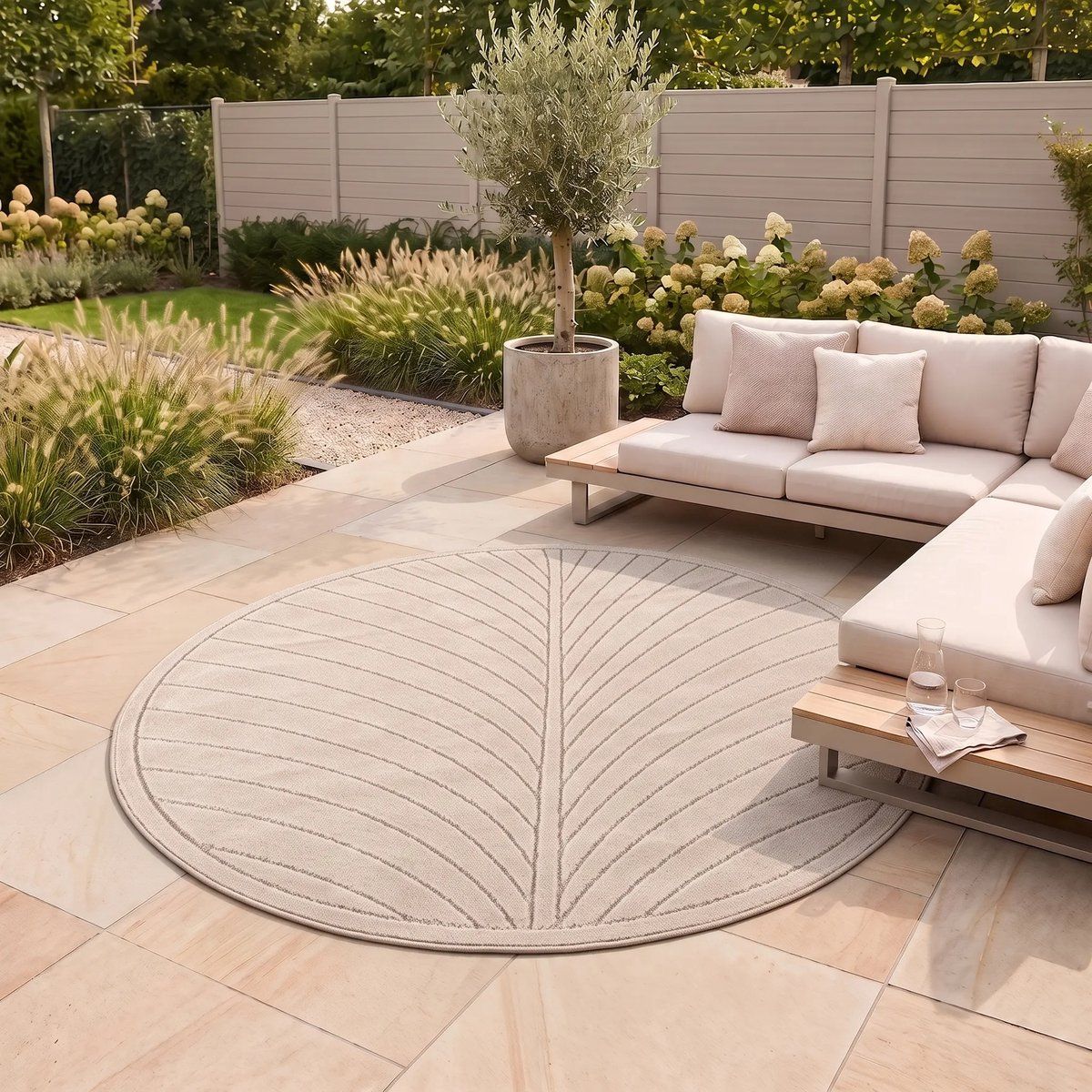 flycarpets novara palmblad rond buitenkleed beige buitentapijt