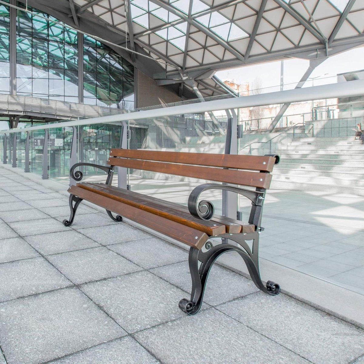 tuinbank met armleuning parkbank metaal hout buiten zitten